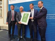 Fredy Iseli (zweiter von links) nahm gestern in Berlin den GreenTec Award entgegen. (Bild: pd/GreenTec Awards)
