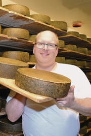Thomas Stadelmann präsentiert seinen Blumenkäse, der mit einheimischen Heublumen veredelt wird. (Bilder: Adi Lippuner)