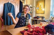 Designerin und Näherin mit Leib und Seele: Katharina Rupp-Bachmann in ihrem Atelier an der Märwilerstrasse 1 in Rothenhausen. (Bild: Andrea Stalder)