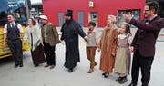 Historische Kostüme, eine Geschichte, die im Jahr 1917 spielt, und ein Postauto gehören zum Theaterprojekt Verschwindibus. (Bild: PD)