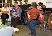 An der Gitarre: Liedermacher und Parodist Daniel Häberlin. (Bild: PD)