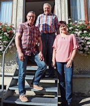 Der langjährige Gastgeber Hans «Häsi» Wirth (Mitte) übergibt den Betrieb bald an seine Nachfolger Barbara und Hampi Hitz. (Bild: KER)