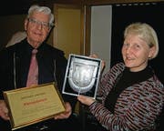 Gerhard Fischer mit Ehrenpräsidenten-Urkunde und mit Wappenscheibe der Stadt Rorschach, übergeben von Felicitas Würth-Zoller. (Bild: Otmar Elsener)