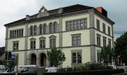 Am 6. Juli soll das bis dahin fertig sanierte Schulhaus Hauptstrasse eingeweiht werden. (Bild: Kurt Peter)