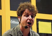 Slampoet Dominik Muheim vor dem Gemeindehaus. (Bilder: Mathias Frei)
