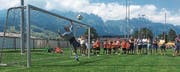 Kampf um jeden Ball: Bestes Wetter und grosse Spannung am Dorfturnier des FC Grabs. (Bild: PD)