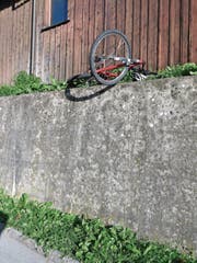 Velo samt Helm auf einer Stützmauer bei der Bahnhofstrasse. (Bild: Louis Nef)
