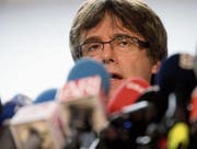 Der katalanische Ex-Regierungschef Carles Puigdemont vor den Medien in seinem Brüsseler Exil. (Bild: Virginia Mayo/AP (Brüssel, 22. Dezember 2017))