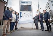 Autobau-Chef Fredy Lienhard, Locorama-Präsident Adolf Müller, der Stadtmarketing-Verantwortliche Stefan Krummenacher, Ursula Schönenberger von der Touristinformation, Stadtpräsident David H. Bon und Konzeptmacher Julien Gründisch enthüllen die neue Übersichtstafel beim Bahnhof. (Bild: Reto Martin)