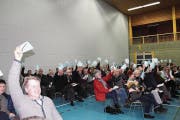 Beim Antrag zu den Finanzen waren sich die meisten in der Feldbachhalle einig. (Bild: Judith Meyer)