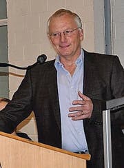 Emil Meier informierte über das Wohnbauprojekt. (Bild: Margrith Pfister-Kübler)