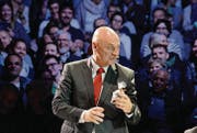 Raiffeisen-Bankleiter Daniel Meier ist an der Generalversammlung vom Publikum würdig und mit Applaus verabschiedet worden. (Bild: Hansruedi Rohrer)