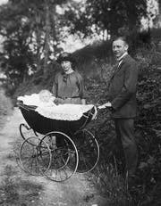 Das Ehepaar Paul und Alice Grüninger mit Tochter Ruth (Roduner-Grüninger) auf einem bislang nicht publizierten Familienbild im Jahr 1922. (Bild: Familienbesitz)