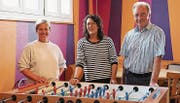 Sie freuen sich auf die Wiedereröffnung des Jugendkafis: Jasmine Schönholzer, Jeanette Pislor und Christof Kauth. (Bild: Hannelore Bruderer)