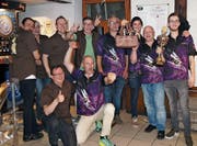 Gemeinsame Siegerehrung: die Falken-Darter aus Frauenfeld (braun) und der Kufsteiner Dartclub Hummels (violett). (Bild: PD)