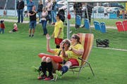 Die Damen haben es sich im Tor bequem gemacht und feuern ihr Team an. (Bild: Hana Mauder Wick)