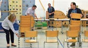 Chrampfen in der Bewegungslandschaft: Die vier verbliebenen Schulbehördenmitglieder Barbara Huggel, Adrian von Grünigen, Daniel Hafner und Martin Justitz räumen auf nach der ausserordentlichen Versammlung. (Bild: Mario Testa)
