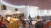 Zur Wiedereröffnung der gewölbt gestalteten Kirche in Buechen-Staad begeistern Chor und Orchester mit der Uraufführung von «Missa Resurrexit». (Bild: Christof Sonderegger)