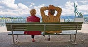 schnitt - An elderly couple enjoys a mild afternoon in June on a park bench in Buerkliplatz square in Zurich, Switzerland, pictured on June 11, 2009. (KEYSTONE/Gaetan Bally) Ein aelteres Paar geniesst den lauen Juninachmittag auf einer Parkbank am Buerkliplatz in Zuerich, aufgenommen am 11. Juni 2009. (KEYSTONE/Gaetan Bally) (Bild: GAETAN BALLY (KEYSTONE))
