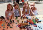 Die vier Ausstellerinnen störten sich nicht an den fehlenden Mitbewerbern am Kinderflohmarkt in Aadorf. (Bild: Kurt Lichtensteiger)