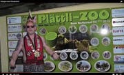 Lässig mit Brille: Murganesenpräsident Ivan Gubler vor dem Eingangsschild des Plättli-Zoos. (Bilder: Screenshots Youtube)