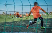 Beim Elfmeterschiessen trainieren die Kleinsten ihre Fussballkünste. (Bild: Jil Lohse)