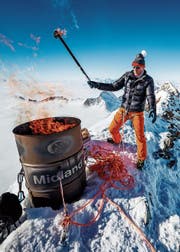 Um die Bewerbung für «Sion 2026» zu unterstützen, entzündete Pirmin Zurbriggen ein Feuer auf dem Matterhorn. (Bild: Keystone (8. Februar 2018))