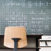 A blackboard, a pupil's desk and a chair are captured in math classroom at a high school in Suhr, Switzerland, on September 25, 2014. (KEYSTONE/Christian Beutler) Eine beschriebene Wandtafel, eine Schulbank und ein Stuhl aufgenommen in einem Mathematikzimmer der Bezirksschule am 25. September 2014 in Suhr, Kanton Aargau. (KEYSTONE/Christian Beutler) (Bild: CHRISTIAN BEUTLER (KEYSTONE))