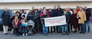 Alle gegen die Antenne: Stellvertretend für alle Quartierbewohner hat sich dieses Grüppchen formiert, um seinen Unmut kundzutun. (Bild: Nicole D'Orazio)