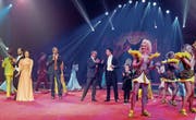 Präsident Marcel Epper und Bankleiter Reto Inauen (mit roten Krawatten) bedanken sich bei Ivan Frédéric Knie. (Bild: Roger Winiger/PD)