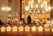 Stilvoller Aufritt des Konzertchors Bader mit weiteren Mitwirkenden am Dreikönigskonzert in Sirnach. (Bild: Rudolf Steiner)