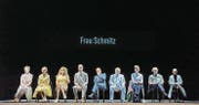 Das Ensemble des Schauspielhauses Zürich an der Uraufführung von Lukas Bärfuss' Auftragsstück «Frau Schmitz». (Bild: Matthias Horn)