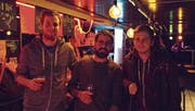 Drei Frauenfelder Freunde stossen gerne an: Maurin Ringeisen, Luc Pizzini und Mathias Lenggenhager. (Bilder: Andreas Taverner)