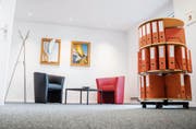 Das Büro der Gemeindepräsidentin im Obergeschoss: Für Besprechungen stehen moderne, bequeme Stühle zur Verfügung. (Bilder: Andrea Stalder)