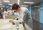 100 Millionen Franken für zusätzliche Studienplätze: Nachwuchsmediziner im Berner Inselspital. (Bild: ky/Gaëtan Bally)
