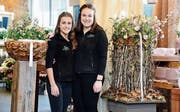 Die beiden erfolgreichen lernenden Floristinnen Norina Keller (links) und Vreni Gschwend mit ihren ausgezeichneten Kreationen. (Bild: Hansruedi Rohrer)