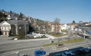 Blick ins Areal am Platztor, das für die Universität vorgesehen ist. Links die offene Kirche, die dem Grossprojekt weichen wird. (Archivbild: Trix Niederau)