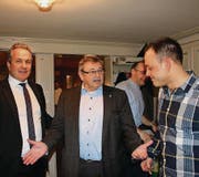 Mäge Luterbacher (Mitte) lässt sich von seinen Parteikollegen Beat Ruckstuhl (links) und Sandro Wasserfallen zur Wiederwahl beglückwünschen. (Bild: Alessia Pagani)