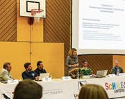 Laut der Unteregger Schulpräsidentin Petra Gächter-Pfändler reichen die Ausstattung und der Platz in den alten Schulgebäuden nicht mehr aus. Sie macht sich für einen Neubau stark. Aus den Reihen der Bürger gibt es Gegenstimmen. (Bild: Martin Rechsteiner)