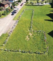 Schüler zeigen den Umriss des neuen Schulhauses. (Bild: pd)