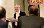 Zunftschreiber Hermann Sieber gibt an der Jubiläumsfeier im Unterhof Anekdoten aus seinem Buch zum Besten. (Bild: Donato Caspari)
