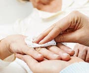 Wer ins Seniorenzentrum eintritt, benötigt meist auch Pflege. (Bild: Fotolia)