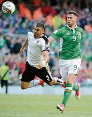 Der Österreicher Aleksandar Dragovic (links) gegen den Irländer Daryl Horgan. (Bild: Aidan Crawley/EPA)