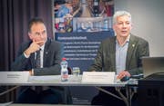 Kantonsbibliothekar Bernhard Bertelmann (rechts) und Kantonsarchäologe Hansjörg Brehm informieren über die Verwendung des Vermächtnisses. (Bild: Andrea Stalder)
