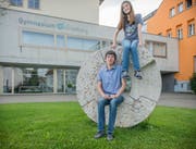 Nach sechs Jahren verlassen Alex und Marisa Bühler das Gymnasium Friedberg in Gossau. (Bild: Jil Lohse)