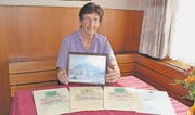 Frieda Keller mit einer alten Aufnahme vom «Kreuz» und den Bestätigungen für den Wirtekurs aller vier «Keller»-Generationen. (Bild: Adi Lippuner)