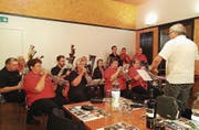 Die Musikformation beschenkt sich zum Ende der Feierlichkeiten mit einem Konzert im Pavillon des Murg-Auen-Parks. (Bild: PD)