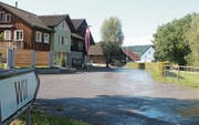 Platz für zwei Personenwagen bieten die Strassen durch Niederstetten noch. Für Lastwagen wird es bereits eng. (Bild: Andrea Häusler)
