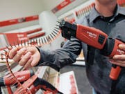 Die Hilti-Bohrmaschinen haben Kultstatus nicht nur bei Handwerkern. Ihren Anfang nahm die Erfolgsgeschichte in einer Garage in Schaan im Fürstentum Liechtenstein. (Bild: Nicholas Ratzenboeck/AFP (Schaan, 14. April 2009))