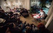 Im Wohnzimmer der Familie Stähli: Alle sitzen bequem und hören Axel Julius Fündeling zu. (Bild: Reto Martin)